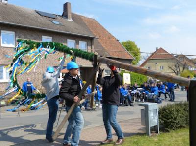 1.Mai-Maibaumaufstellen in Dollbergen - 