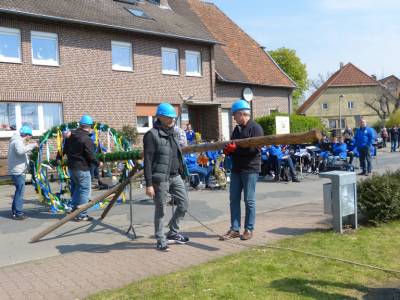 1.Mai-Maibaumaufstellen in Dollbergen - 