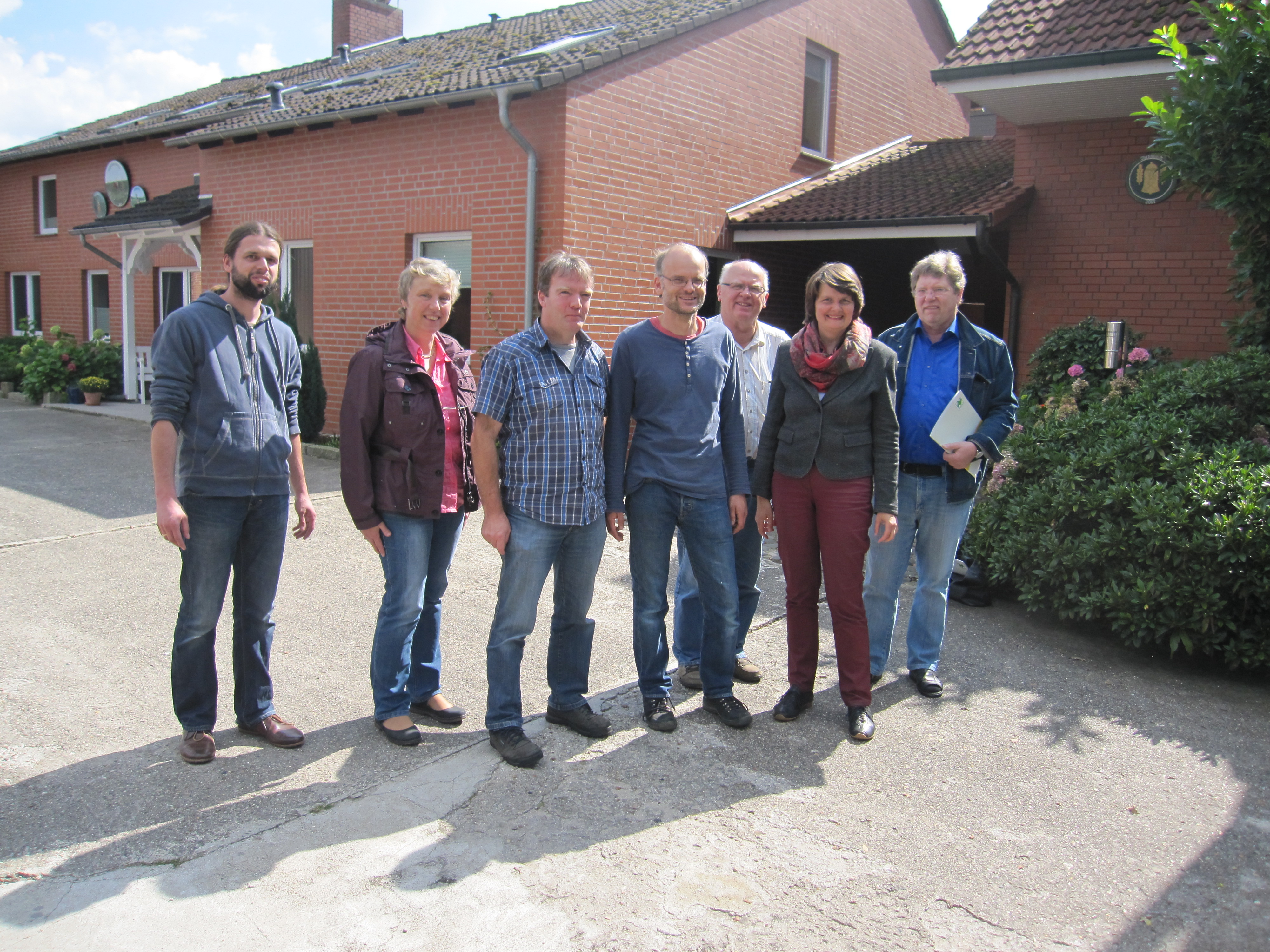 Auf dem Hof von Robert Hbner. von links Krestjanin Morris, Regionsabgeordnete Marion Gellermann,  Andreas Jessen von Naturland, Robert Hbner, Werner Hbner, Parlamentarische Staatssekretrin im Bundesministerium fr Ernhrung und Landwirtschaft Dr. Mari