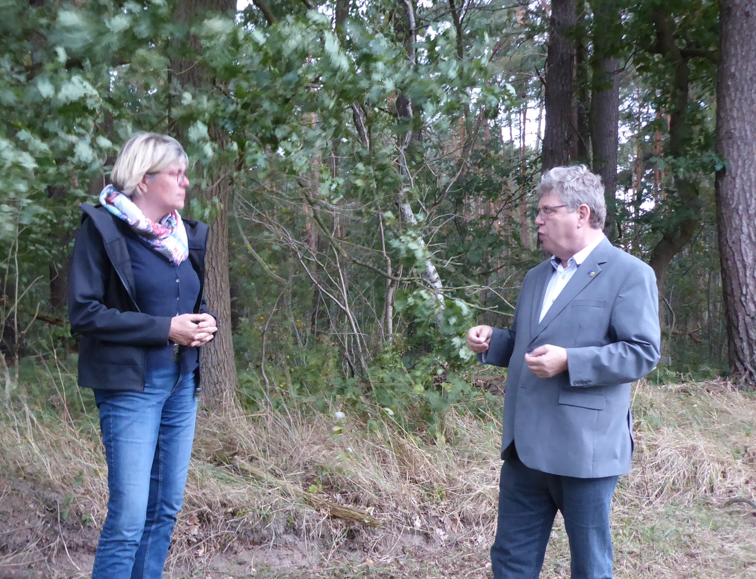 Anette Kobbe und Dirk Rentz am zukünftigen Altmerdingser Waldkindergarten