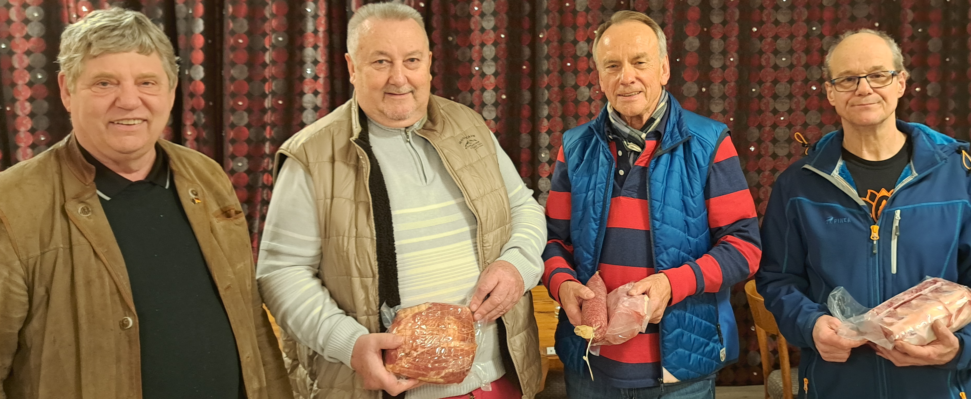 Gut gelaunt nach dem Preisskat: Dirk Rentz mit den Siegern Otto Ziermann, Helmut Sohnemann und Heiko Nawrocki