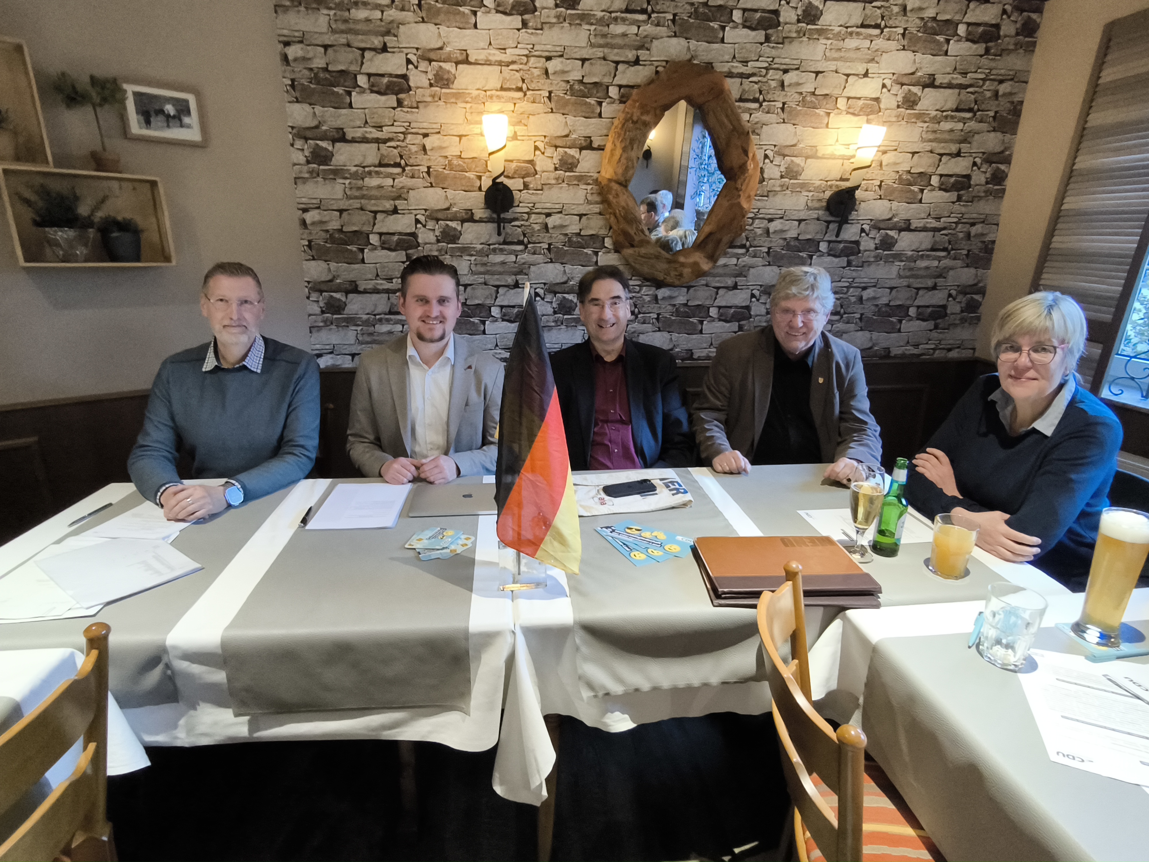 von links, Marco Trujka, Schriftf�hrer, Till Wehking, 1. Vorsitzender des CDU Gemeindeverbandes Uetze, Bernward Schlossarek, CDU Fraktionsvorsitzender im Regionsparlament der Region Hannover, Anette Kobbe, Uetzes CDU Kandidatin f�r�s Regionsparlament der 